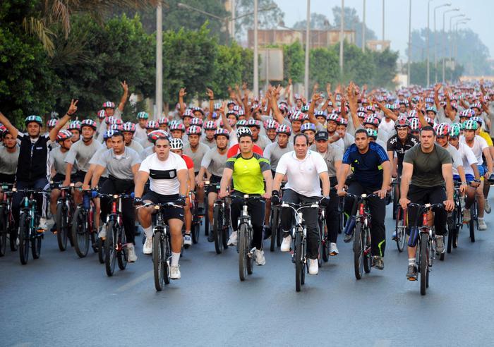 presidente egiziano in bici