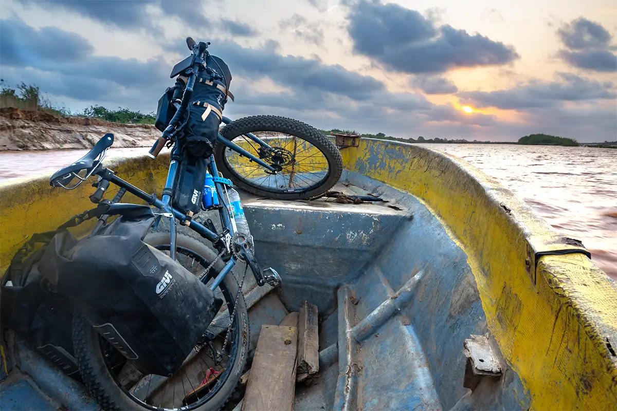 madagascar bici attraversamento tsiribihna