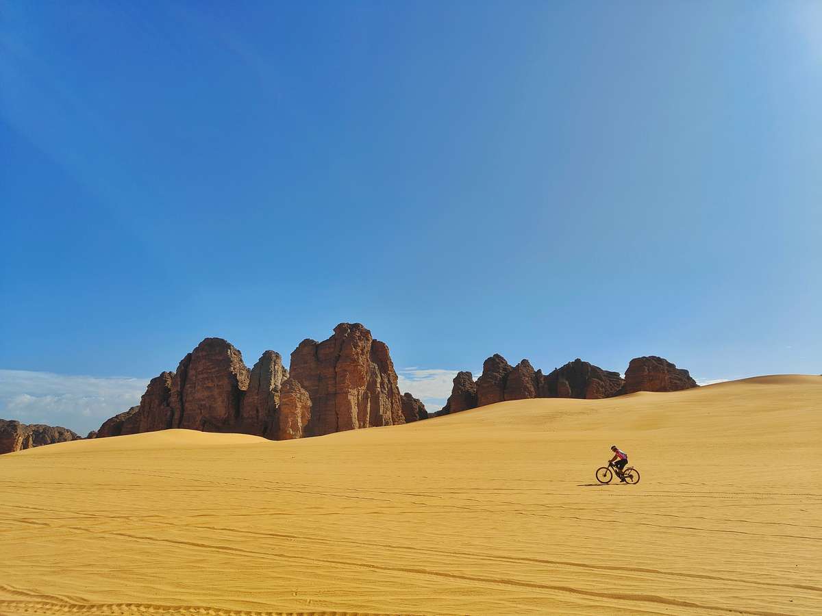 Algeria in bici: tra le dune del Sahara nel parco Tassili N'Ajjer