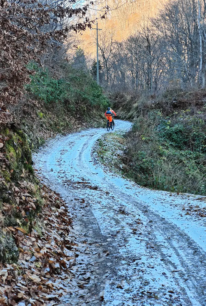 salita innevata parco alto garda bresciano