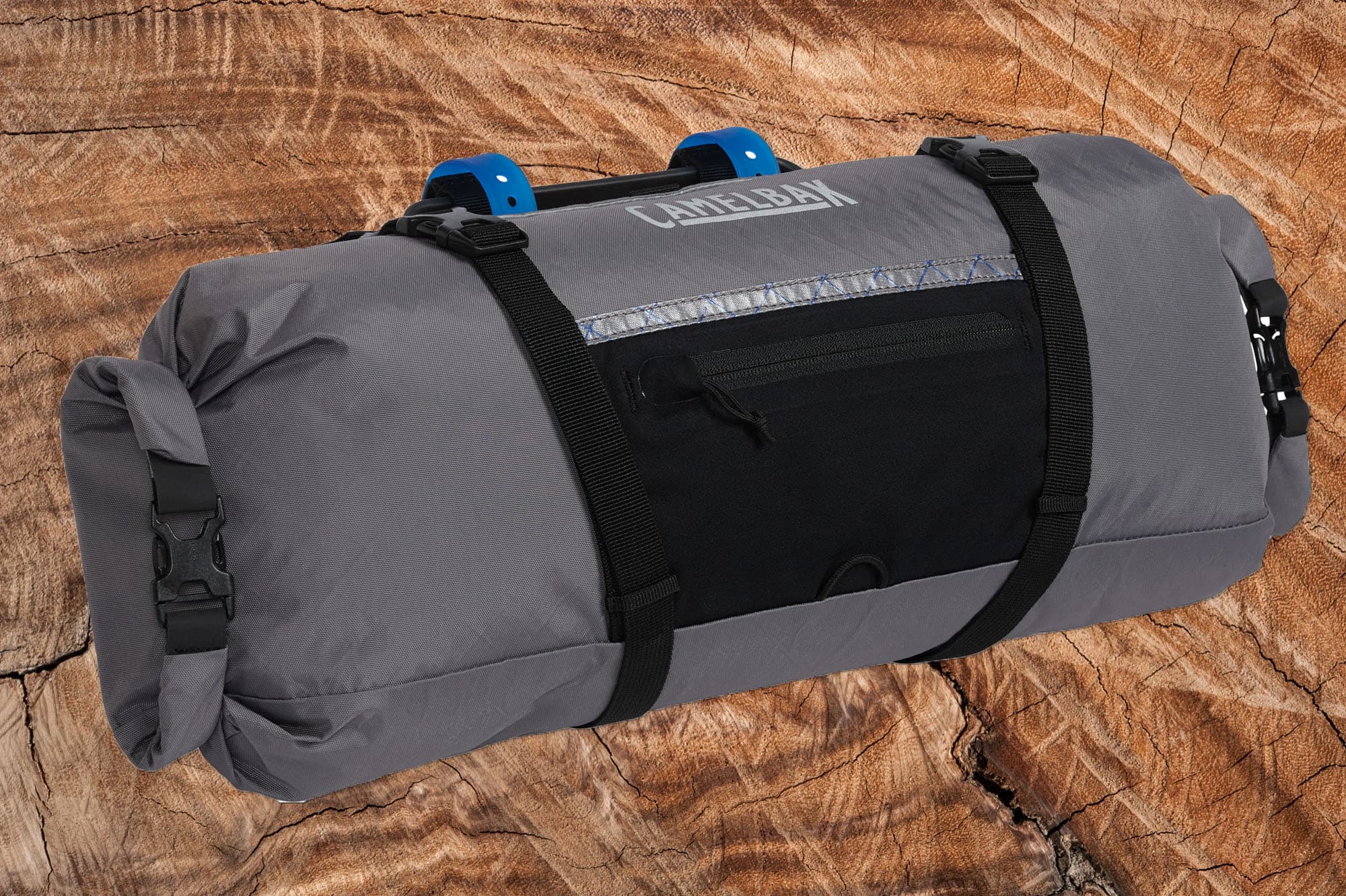 Recensione CamelBak M.U.L.E. 9 Handlebar Pack: la borsa da manubrio capiente e stabile per il bikepacking
