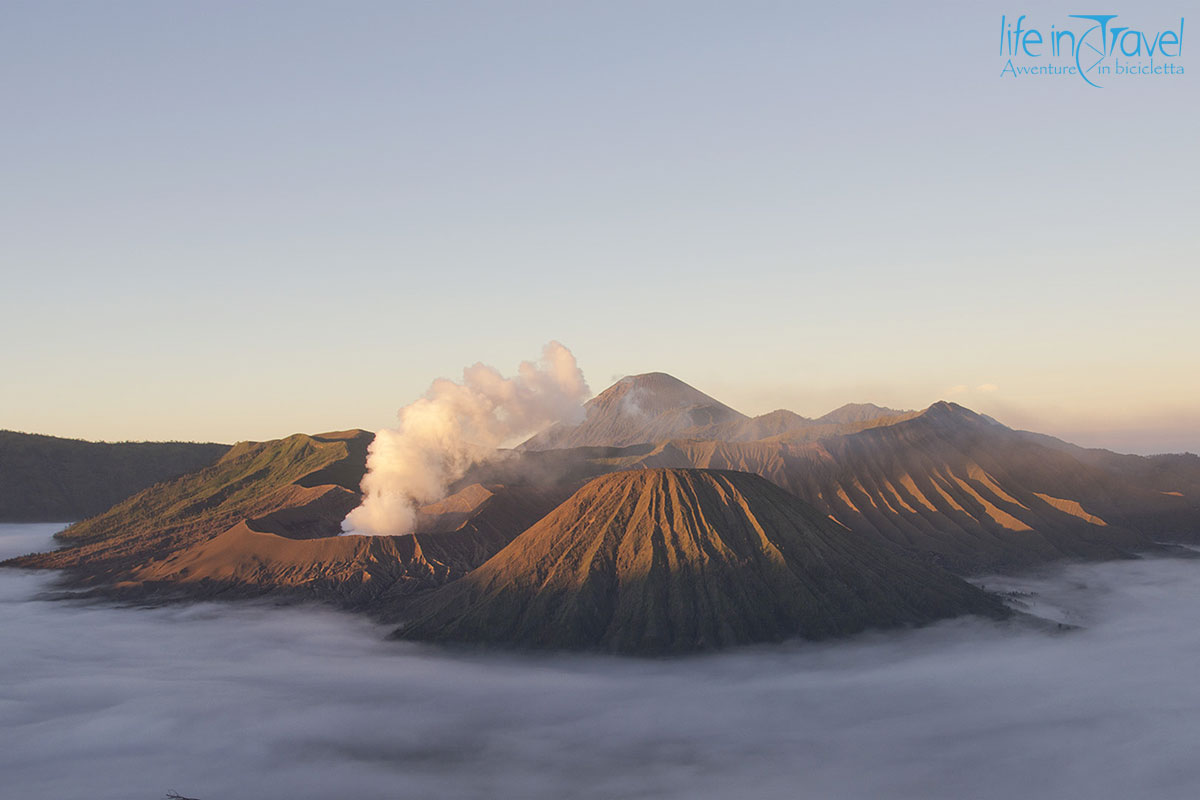 fumo dal bromo giava indonesia