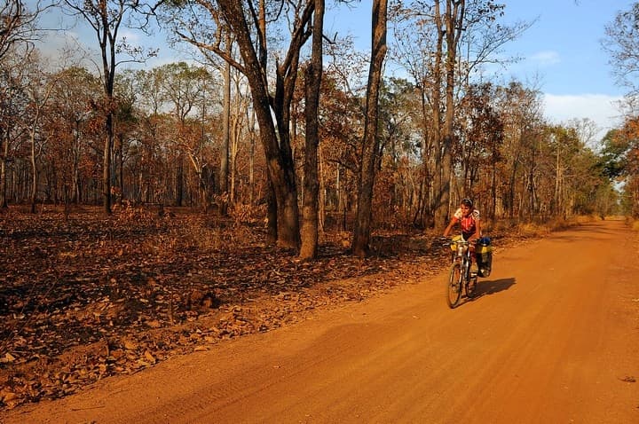 Pedalando per la giungla cambogiana