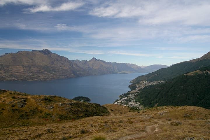 Trekking sulla collina di Queenstown in Nuova Zelanda