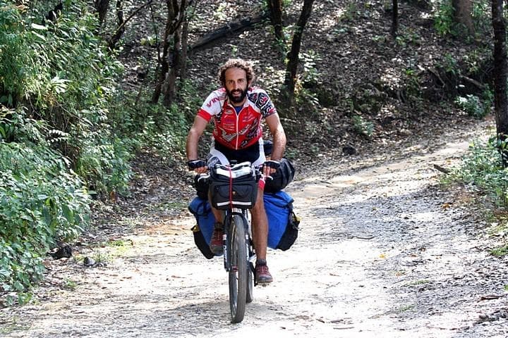 Pedalando fra i girasoli