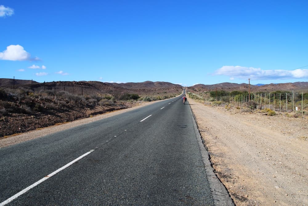 Lunga e diritta correva la strada