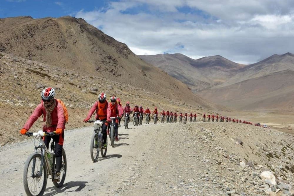 Monache buddiste in bici 