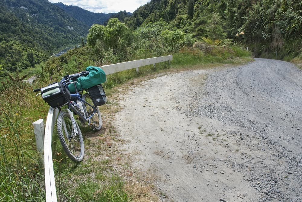 Trasportare i bagagli in bicicletta: borse o carrello?