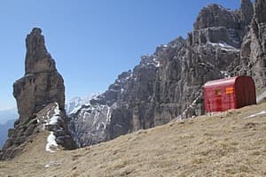 Trekking nelle dolomiti friulane: sotto il campanile della val Montanaia