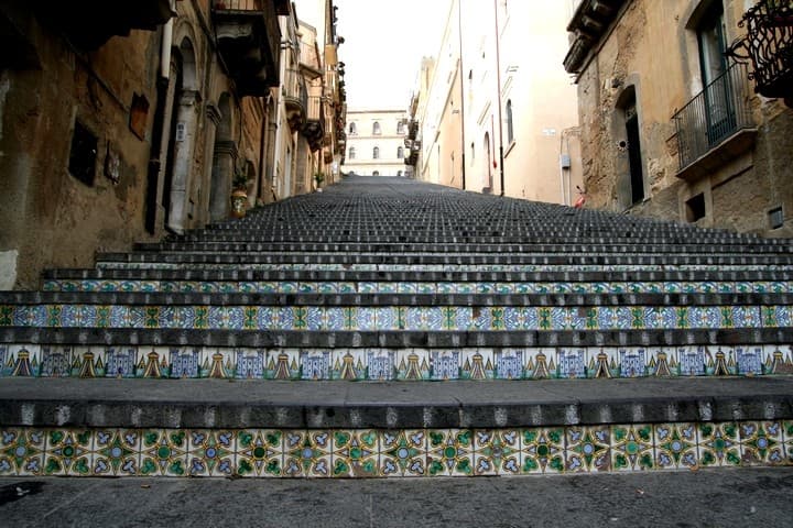 Scalinata di Caltagirone in Sicilia, passeggiata sulle maioliche