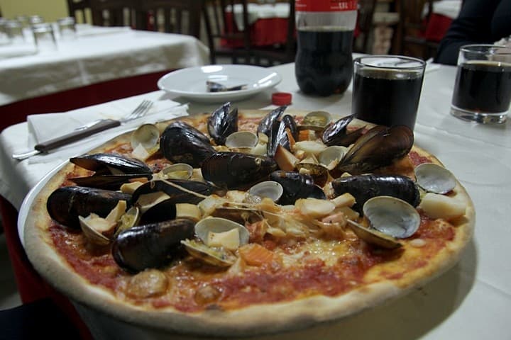 Cucina calabrese con pesce, affettati e peperoncino