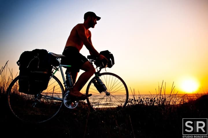 In bici nel tramonto