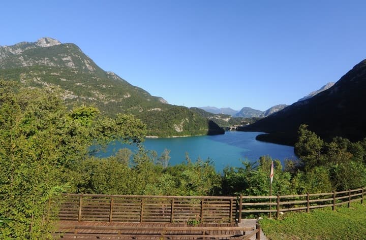 Lago di Cavazzo in bicicletta: un colorato angolo di Carnia