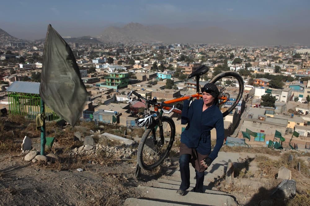 Storie di donne coraggiose: Shannon Galpin e la sua bicicletta in Afghanistan