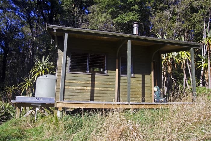 Trekking nell'Abel Tasman National Park dall'Awapoto hut a Whariwharangi bay