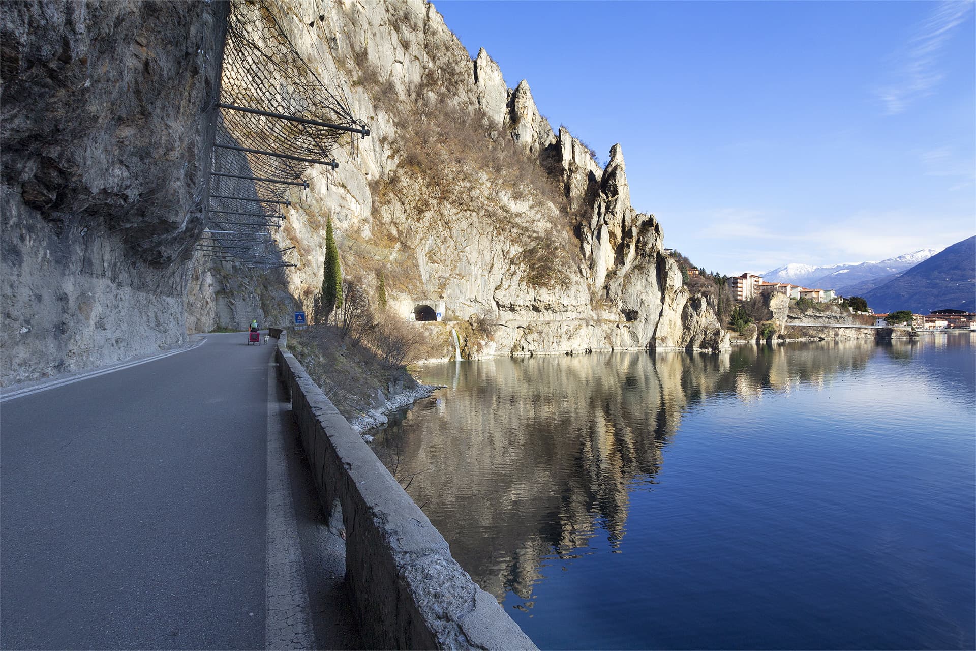 Giro lago di Iseo in bici: borghi antichi, olio e Christo