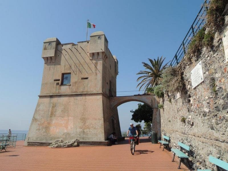 lungomare in bici via della costa