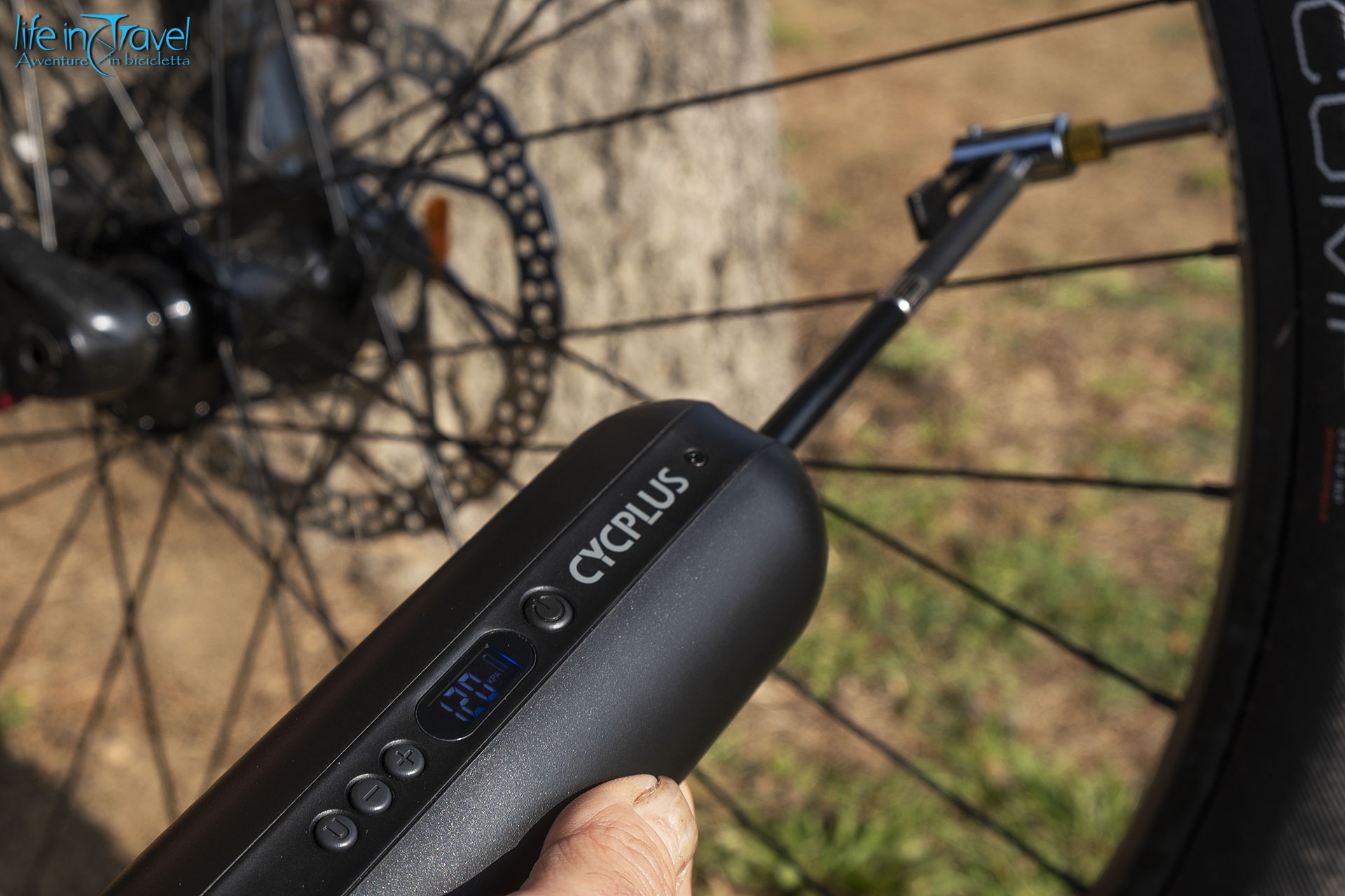 Pompa elettrica per bici portatile: recensione della Cycplus A3 - Life in  Travel