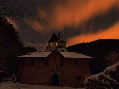 Eremo di San Romedio di notte