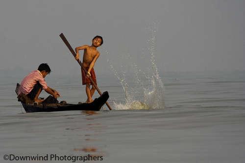 Giovani pescatori sul Tonle Sap